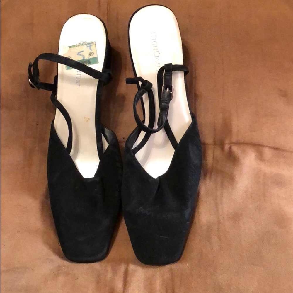 Velvet small heel closed toe shoe